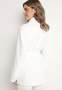 Born2be - Biała Taliowana Marynarka o Jednorzędowym Kroju z Wiązanym Paskiem Davililsa. Okazja: na co dzień. Kolor: biały. Materiał: jeans. Styl: casual, elegancki #5