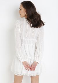 Born2be - Biała Sukienka Merirah. Kolor: biały. Materiał: tkanina, bawełna. Długość rękawa: długi rękaw. Wzór: haft, aplikacja. Długość: mini