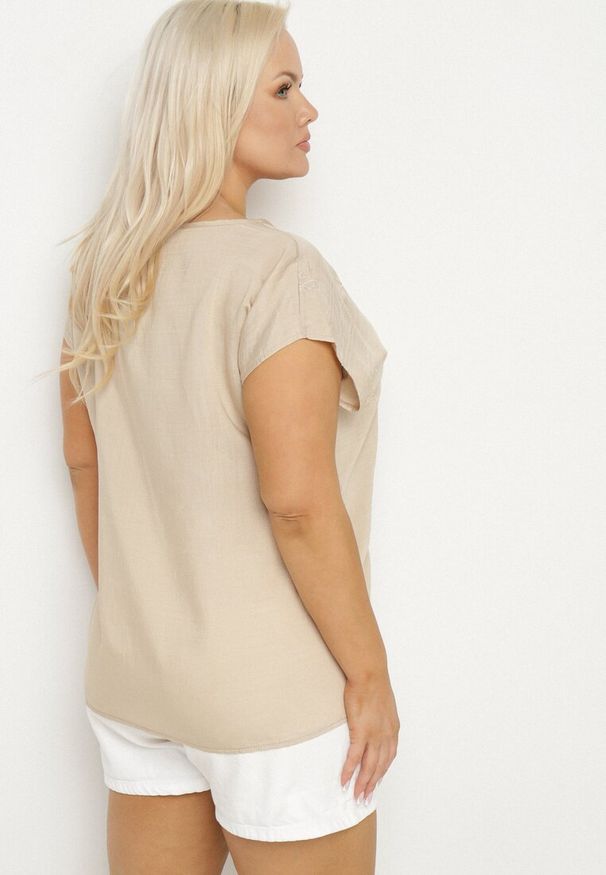 Born2be - Beżowa Bluzka z Haftem i Sznurkiem Przy Dekolcie Mepaya. Okazja: na co dzień. Kolekcja: plus size. Kolor: beżowy. Długość rękawa: krótki rękaw. Długość: krótkie. Wzór: haft. Sezon: lato. Styl: klasyczny, elegancki, casual