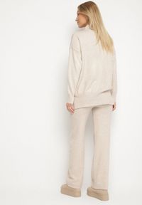 Born2be - Jasnobeżowy Dzianinowy Komplet z Wełną Sweter z Półgolfem i Szerokie Spodnie Lanerra. Kolor: beżowy. Materiał: dzianina, wełna. Sport: turystyka piesza #2