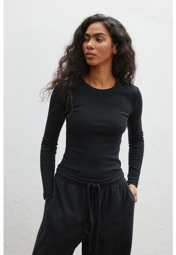 Marsala - Dopasowany top z prązkowanej bawełny w kolorze DEEP GRAPHITE- COTTIE-S. Materiał: bawełna. Długość rękawa: długi rękaw. Długość: długie