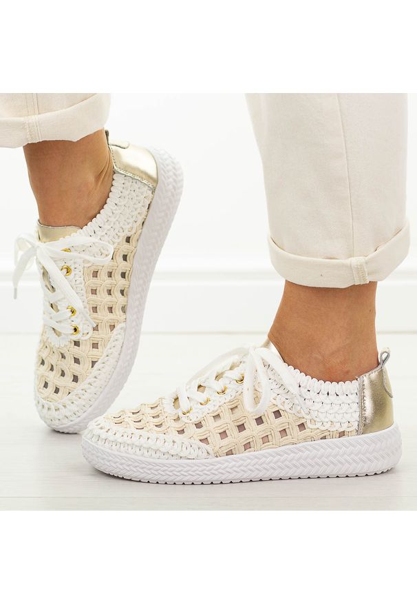 Białe koronkowe półbuty damskie DiA 5951. Okazja: na co dzień. Zapięcie: sznurówki. Kolor: biały. Materiał: tkanina, skóra. Szerokość cholewki: normalna. Sezon: wiosna, jesień, lato. Styl: casual, elegancki, klasyczny