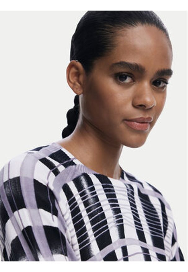 Desigual Sweter Noruega 25WWJF41 Czarny Regular Fit. Kolor: czarny. Materiał: wiskoza