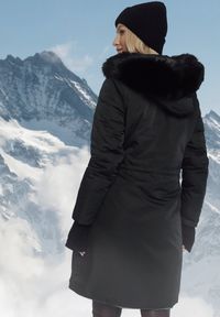 Born2be - Szaro-Czarna Dwustronna Kurtka za Kolano z Kapturem z Futerkiem Zephyro. Typ kołnierza: kaptur. Kolor: czarny. Materiał: futro. Długość: długie. Wzór: aplikacja, gładki #5