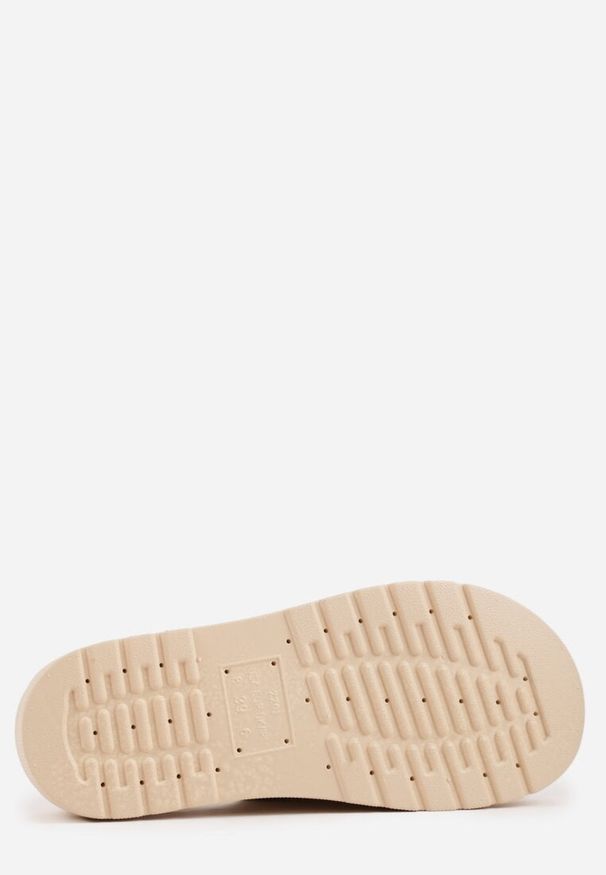 Renee - Beżowe Klapki na Platformie Ozdobione Metalicznymi Klamrami Galisiphe. Okazja: na co dzień. Kolor: beżowy. Wzór: aplikacja. Sezon: lato. Obcas: na platformie. Styl: casual