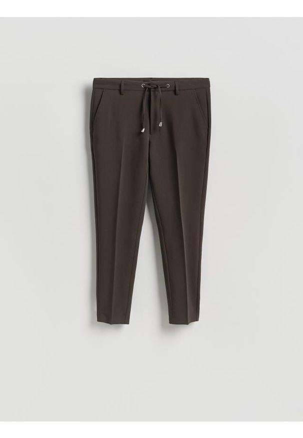 Reserved - Spodnie chino slim - brązowy. Kolor: brązowy. Materiał: dzianina, wiskoza