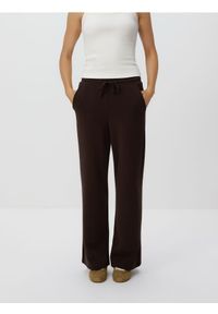 Reserved - Spodnie z szeroką nogawką - ciemnobrązowy. Kolor: brązowy. Materiał: dzianina