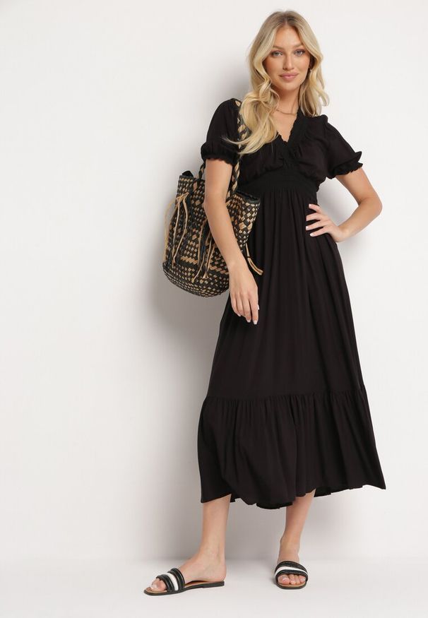 Born2be - Czarna Bawełniana Sukienka z Kopertowym Dekoltem w Stylu Boho Rissasie. Okazja: na co dzień. Kolor: czarny. Materiał: bawełna. Typ sukienki: kopertowe. Styl: boho