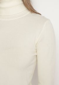 Born2be - Jasnobeżowy Golf Sweter z Wiskozą i Kaszmirem Zailaya. Okazja: na co dzień. Typ kołnierza: golf. Kolor: beżowy. Materiał: kaszmir, wiskoza. Styl: casual #7