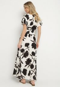 Born2be - Czarna Wiskozowa Sukienka Rozkloszowana w Kwiaty Arisona. Okazja: na randkę. Typ kołnierza: dekolt w kształcie V. Kolor: czarny. Materiał: wiskoza. Wzór: kwiaty. Sezon: wiosna, lato #3