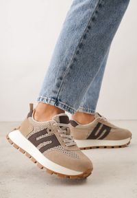 Renee - Beżowe Zamszowe Sneakersy na Platformie z Geometrycznym Wzorem Tarbelle. Okazja: na co dzień. Kolor: beżowy. Materiał: zamsz. Wzór: geometria. Obcas: na platformie #1