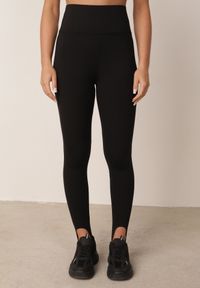 Born2be - Czarne Gładkie Legginsy z Wysokim Stanem i Zapiętkami Nimesa. Okazja: na co dzień. Stan: podwyższony. Kolor: czarny. Wzór: gładki. Styl: casual, sportowy #1
