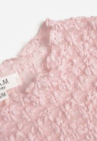 Renee - Różowe Body z Koronki z Krótkim Rękawem Dorilie. Okazja: na co dzień. Kolor: różowy. Materiał: koronka. Długość rękawa: krótki rękaw. Długość: krótkie. Wzór: koronka. Styl: casual, elegancki #4