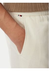 TOMMY HILFIGER - Tommy Hilfiger Chinosy Harlem MW0MW42336 Kremowy Regular Fit. Kolor: kremowy. Materiał: len #4