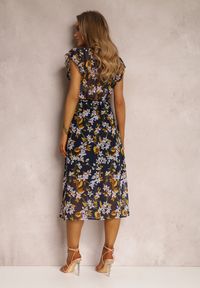 Renee - Granatowa Sukienka Vimmy. Kolor: niebieski. Materiał: wiskoza, jeans, tkanina, materiał. Długość rękawa: krótki rękaw. Wzór: aplikacja, kwiaty. Styl: klasyczny. Długość: midi #5