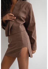 Marsala - Mini spódniczka z lnem w kolorze BROWN - SOFIA-XS. Stan: podwyższony. Kolor: brązowy. Materiał: len. Styl: klasyczny