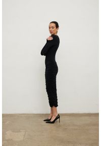 Marsala - Sukienka z marszczeniami w kolorze TOTALLY BLACK - PIURA. Okazja: na randkę. Materiał: skóra, wiskoza, elastan. Długość rękawa: długi rękaw. Styl: elegancki. Długość: maxi #1