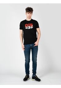 Diesel T-Shirt "T-Diegos" | A00828-0HAYU-9XX | Mężczyzna | Czarny. Okazja: na co dzień. Kolor: czarny. Materiał: bawełna. Wzór: nadruk. Styl: casual