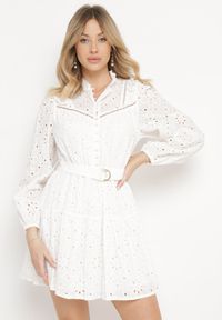 Born2be - Biała Haftowana Sukienka Mini z Bawełny z Paskiem i Ażurowym Wzorem Aislina. Typ kołnierza: kołnierz z falbankami. Kolor: biały. Materiał: bawełna. Wzór: ażurowy, haft. Sezon: wiosna, lato. Długość: mini #2