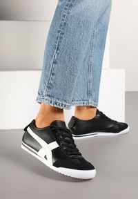 Renee - Czarne Sneakersy Typu Kultowe Tenisówki Deliriel. Nosek buta: okrągły. Zapięcie: sznurówki. Kolor: czarny. Materiał: jeans. Wzór: aplikacja. Obcas: na obcasie. Wysokość obcasa: niski