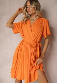 Renee - Pomarańczowa Sukienka z Gumką w Pasie i Kopertowym Dekoltem Azrah. Kolor: pomarańczowy. Typ sukienki: kopertowe. Długość: mini #4