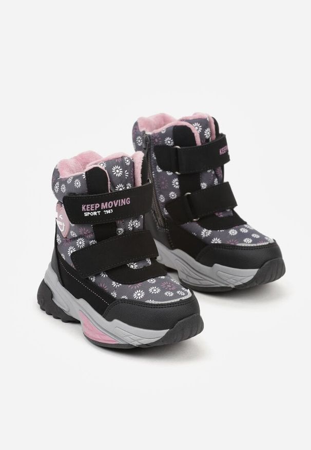 Born2be - Szare Śniegowce w Kwiatki z Sercem i Napisem Alwedina. Okazja: na co dzień. Kolor: szary. Materiał: jeans. Wzór: napisy, kwiaty. Sezon: zima. Styl: casual, elegancki