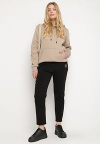 Born2be - Czarne Spodnie Dresowe z Ozdobą z Boku Rialane. Okazja: na co dzień. Kolekcja: plus size. Kolor: czarny. Materiał: dresówka. Wzór: aplikacja. Styl: casual, elegancki