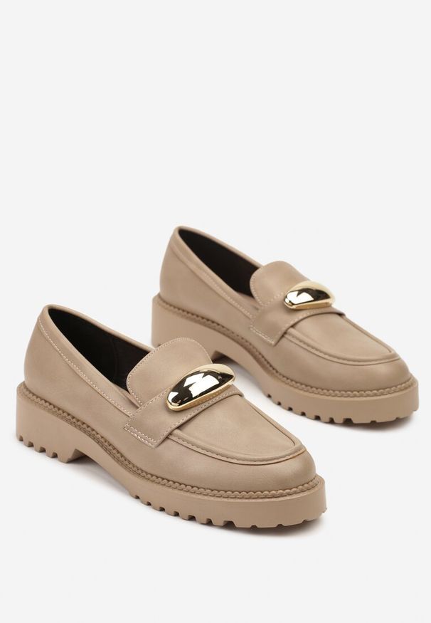 Born2be - Ciemnobeżowe Mokasyny Vices ze Skórzaną Wkładką i Metaliczną Ozdobą Anlee. Okazja: na co dzień. Kolor: beżowy. Materiał: skóra. Wzór: aplikacja. Styl: casual