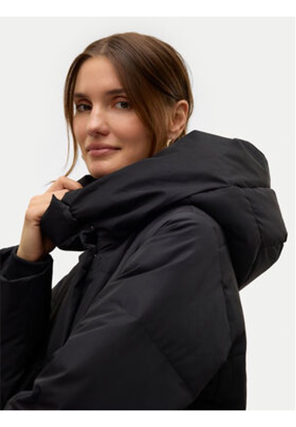 Vero Moda Kurtka puchowa Leonie 10311566 Czarny Regular Fit. Kolor: czarny. Materiał: syntetyk