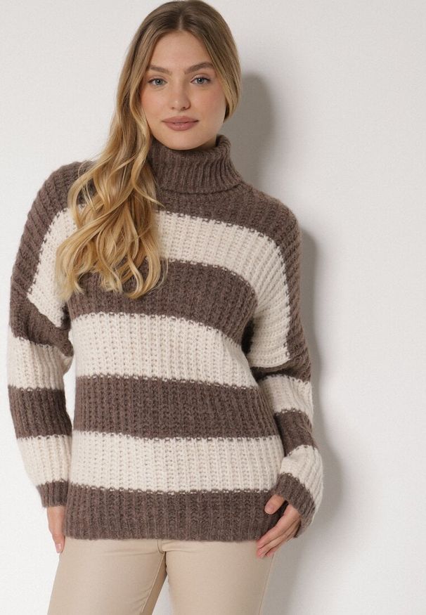 Born2be - Brązowy Golf z Wełną i Wiskozą w Paski Monisea. Okazja: na co dzień. Typ kołnierza: golf. Kolor: brązowy. Materiał: wełna, wiskoza. Wzór: paski. Styl: casual, klasyczny