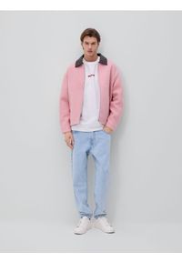 Reserved - Jeansy carrot z efektem sprania - niebieski. Kolor: niebieski