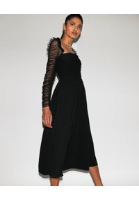 SELF PORTRAIT - Czarna sukienka midi w kropki. Typ kołnierza: dekolt kwadratowy. Kolor: czarny. Długość rękawa: długi rękaw. Wzór: kropki. Typ sukienki: plisowane, dopasowane. Długość: midi