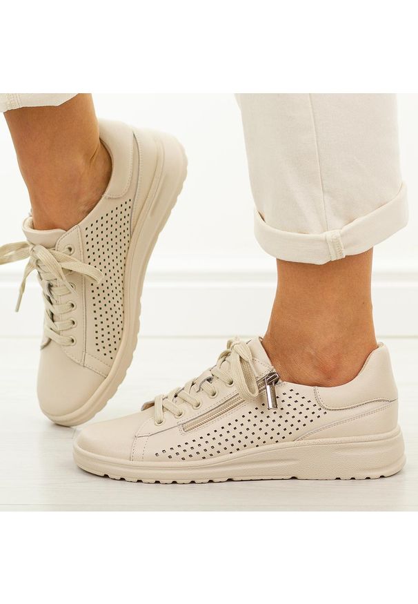 Beżowe skórzane półbuty damskie Cambell 19403. Okazja: na co dzień. Zapięcie: sznurówki. Kolor: beżowy. Materiał: skóra. Szerokość cholewki: normalna. Wzór: ażurowy. Sezon: wiosna, jesień, lato. Styl: casual, elegancki, klasyczny