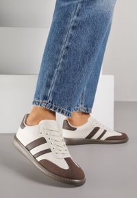 Renee - Beżowo-Brązowe Casualowe Sneakersy na Płaskiej Podeszwie z Paskami Jereria. Okazja: na co dzień. Zapięcie: pasek. Kolor: beżowy. Materiał: jeans. Obcas: na płaskiej podeszwie #1