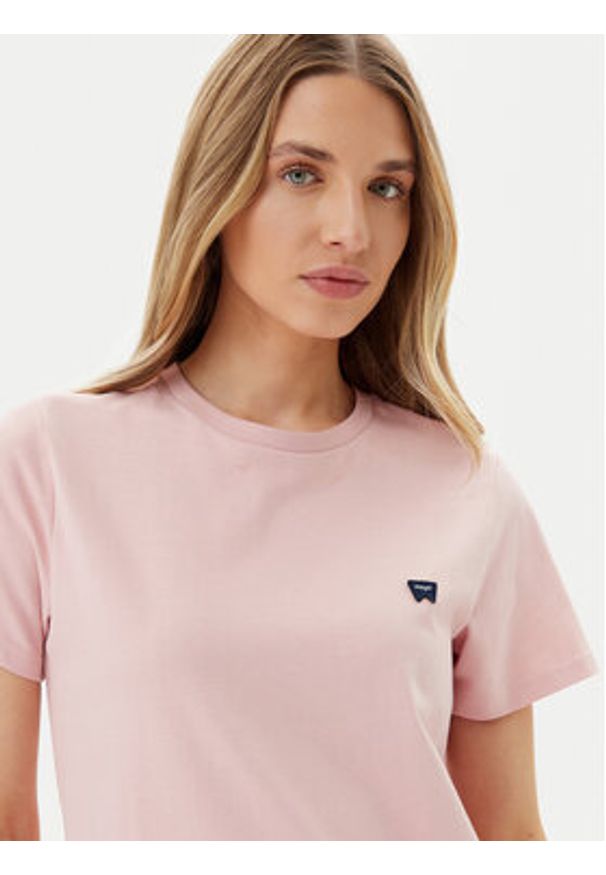 Wrangler T-Shirt 112362576 Różowy Regular Fit. Kolor: różowy. Materiał: bawełna