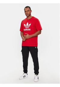 Adidas - adidas T-Shirt adicolor Trefoil IR8009 Czerwony Regular Fit. Kolor: czerwony. Materiał: bawełna