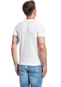 Mustang - MUSTANG TSHIRT Alex C LOGO Tee CLOUD DANCER 1009738 2020. Okazja: na co dzień, na imprezę. Materiał: bawełna, jeans, materiał, tkanina. Długość rękawa: krótki rękaw. Długość: krótkie. Wzór: nadruk. Styl: klasyczny, casual #7