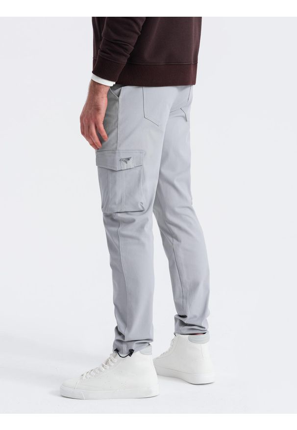 Ombre Clothing - Męskie spodnie STRAIGHT LEG cargo z trójkątnym pinem na kieszeni – szare V3. Okazja: na co dzień. Kolor: szary. Materiał: bawełna, elastan, materiał. Wzór: gładki. Styl: casual, elegancki
