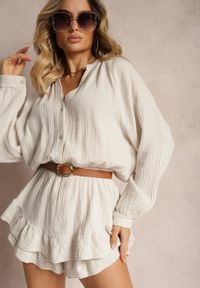 Renee - Jasnobeżowy Kombinezon z Bawełny ze Spódnico-Spodenkami i Guzikami oraz Gumką w Talii Vimatthea. Kolor: beżowy. Materiał: bawełna. Sezon: lato