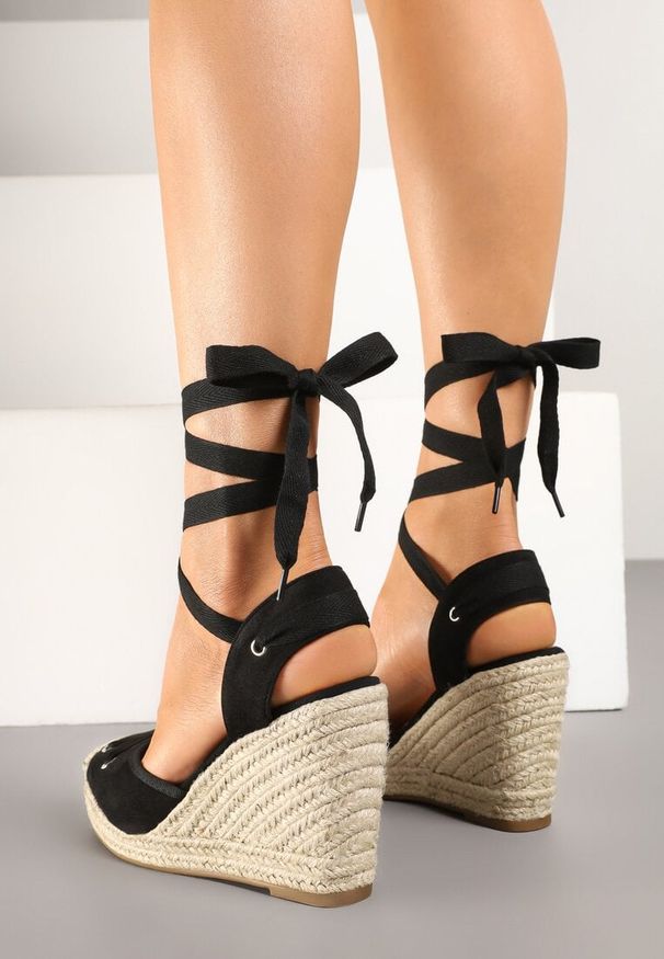 Renee - Czarne Sandały w Stylu Espadryli na Koturnie z Plecionki z Wiązaniem Alariel. Okazja: na co dzień. Kolor: czarny. Obcas: na koturnie. Styl: elegancki, boho, casual