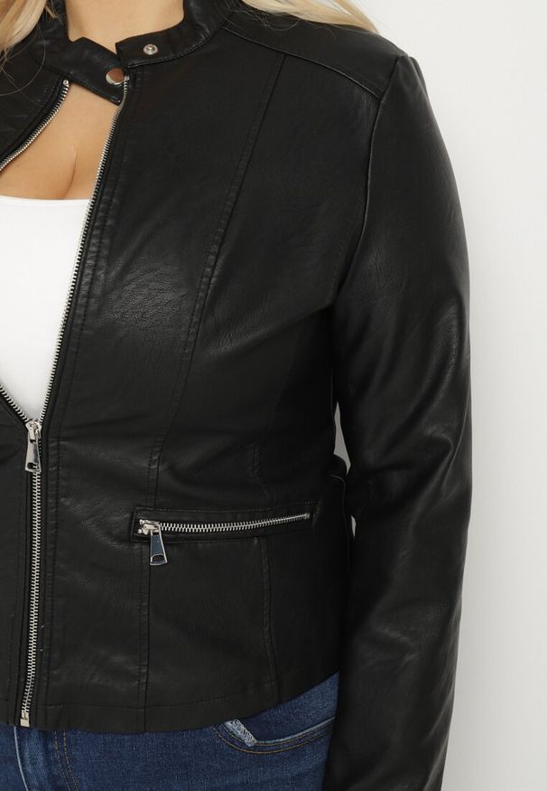 Born2be - Czarna Kurtka Ramoneska Ozdobiona Paskiem pod Szyją Milvezia. Okazja: na co dzień. Kolor: czarny. Materiał: jeans. Wzór: aplikacja. Styl: casual