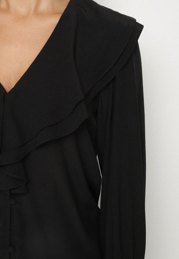 Born2be - Czarna Koszula Vices z Bufiastymi Rękawami i Żabotem z Falbanami Zoivia. Okazja: do pracy, na spotkanie biznesowe. Typ kołnierza: z żabotem. Kolor: czarny. Materiał: jeans, lakier. Wzór: aplikacja. Styl: klasyczny, biznesowy, elegancki