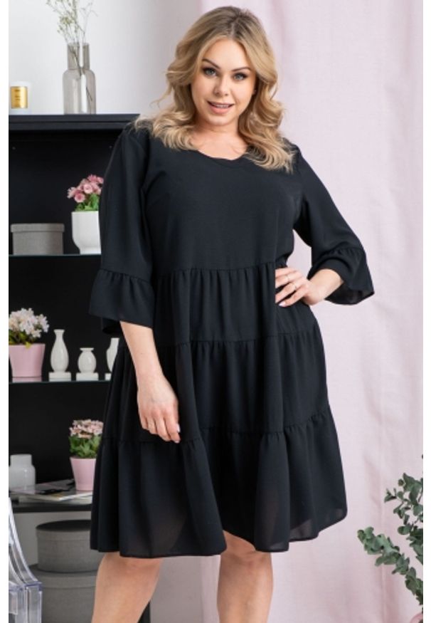 KARKO - Sukienka na co dzień swobodna z falbankami dekolt serek DELKA czarna PROMOCJA. Okazja: na co dzień. Typ kołnierza: kołnierz z falbankami. Kolekcja: plus size. Kolor: czarny. Typ sukienki: dla puszystych, trapezowe. Materiał: skóra, tkanina, poliester, materiał. Długość rękawa: krótki rękaw. Sezon: lato. Styl: casual. Długość: midi