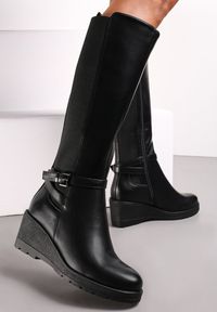 Renee - Czarne Kozaki z Koturnem i Elastyczną Wstawką na Cholewce oraz z Ozdobną Klamrą Ancra. Wysokość cholewki: przed kolano. Zapięcie: klamry. Kolor: czarny. Materiał: guma. Szerokość cholewki: normalna. Obcas: na koturnie. Styl: klasyczny #1