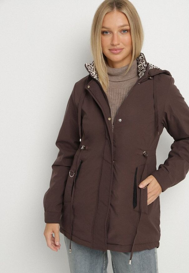Born2be - Brązowa Kurtka Parka z Kapturem z Ozdobną Wyściółką Tiolara. Okazja: na spacer, na co dzień. Typ kołnierza: kaptur. Kolor: brązowy. Materiał: jeans. Styl: casual, sportowy