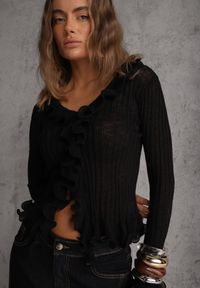 Renee - Czarna Bluzka z Wiskozą w Prążki z Falbanami Chionolis. Okazja: na co dzień. Kolor: czarny. Materiał: wiskoza. Wzór: prążki. Styl: casual #2