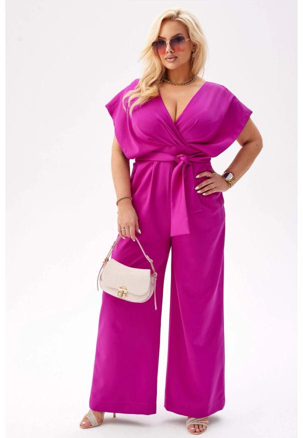 Moda Size Plus Iwanek - Elegancki kombinezon Valentina w energetycznym kolorze magenta PLUS SIZE XXL. Okazja: na imprezę. Stan: podwyższony. Kolekcja: plus size. Kolor: różowy. Materiał: tkanina, elastan, poliester. Długość: krótkie. Wzór: gładki. Styl: elegancki