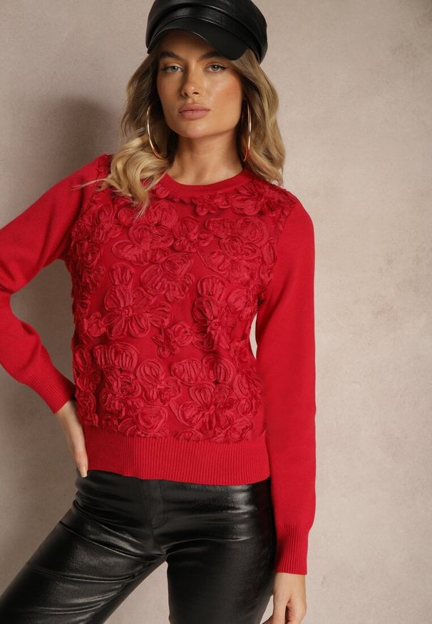Renee - Czerwony Sweter z Wiskozą Ozdobiony Aplikacjami z Siateczki Harilia. Okazja: na co dzień. Kolor: czerwony. Materiał: wiskoza. Wzór: aplikacja. Styl: klasyczny, elegancki, casual