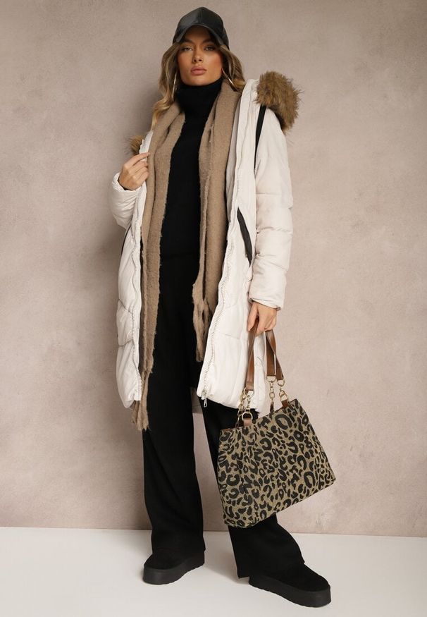 Renee - Jasnobeżowa Kurtka z Pikowanym Przeszyciem Odpinanym Futrem przy Kapturze i Napami u Dołu Zemirya. Okazja: na co dzień. Kolor: beżowy. Materiał: futro. Długość rękawa: długi rękaw. Długość: długie. Sezon: zima. Styl: casual, elegancki