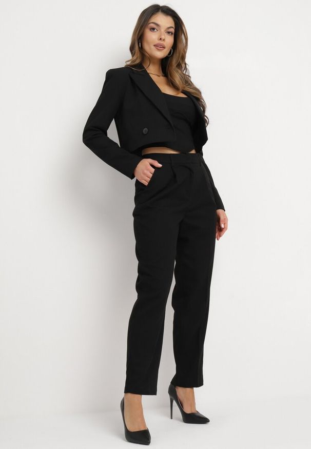 Born2be - Czarne Luźne Spodnie Garniturowe z Kieszeniami Vireal. Kolor: czarny. Styl: elegancki, klasyczny